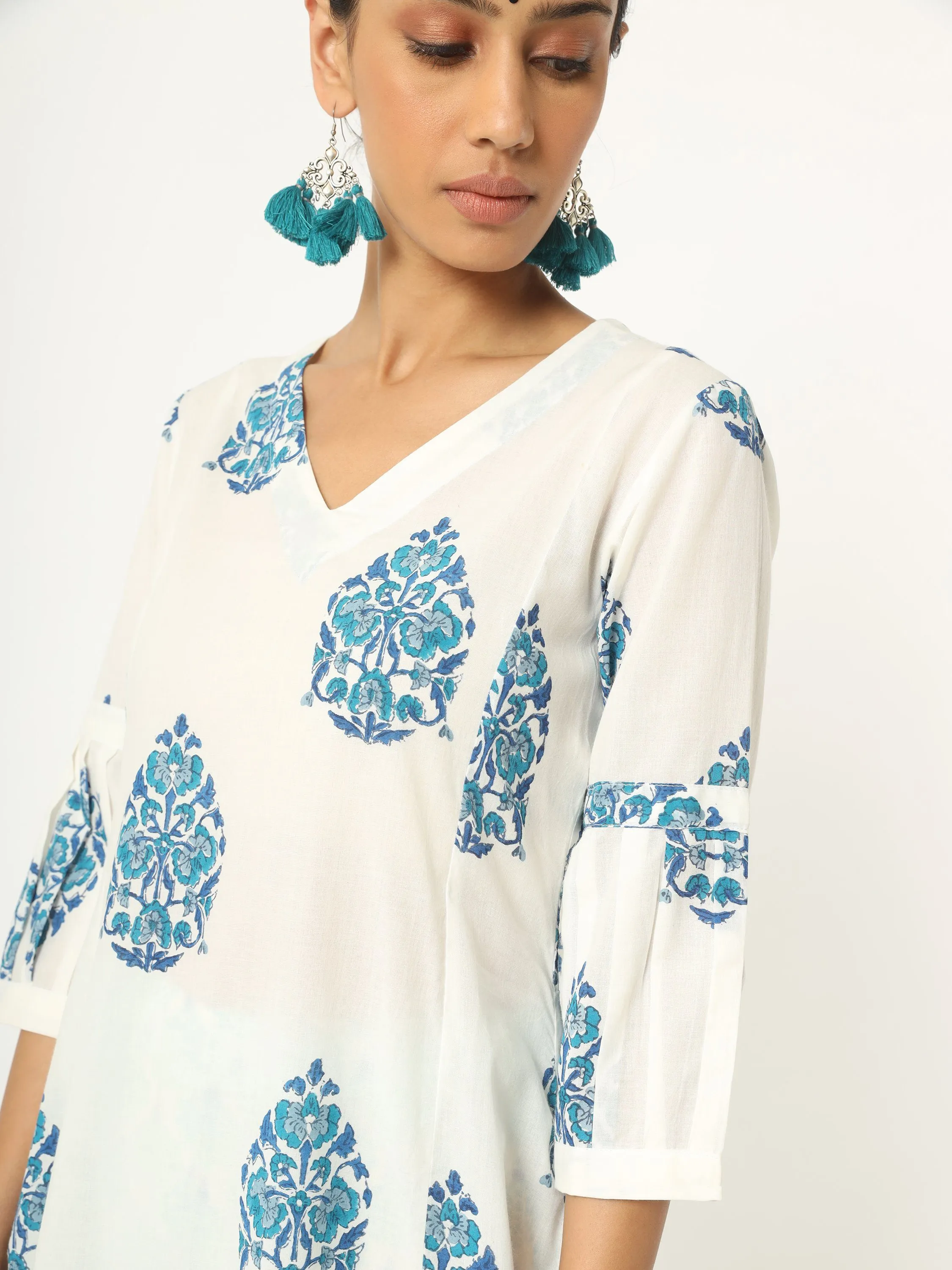 'Akari' White Mulmul Kurti And Trouser Set