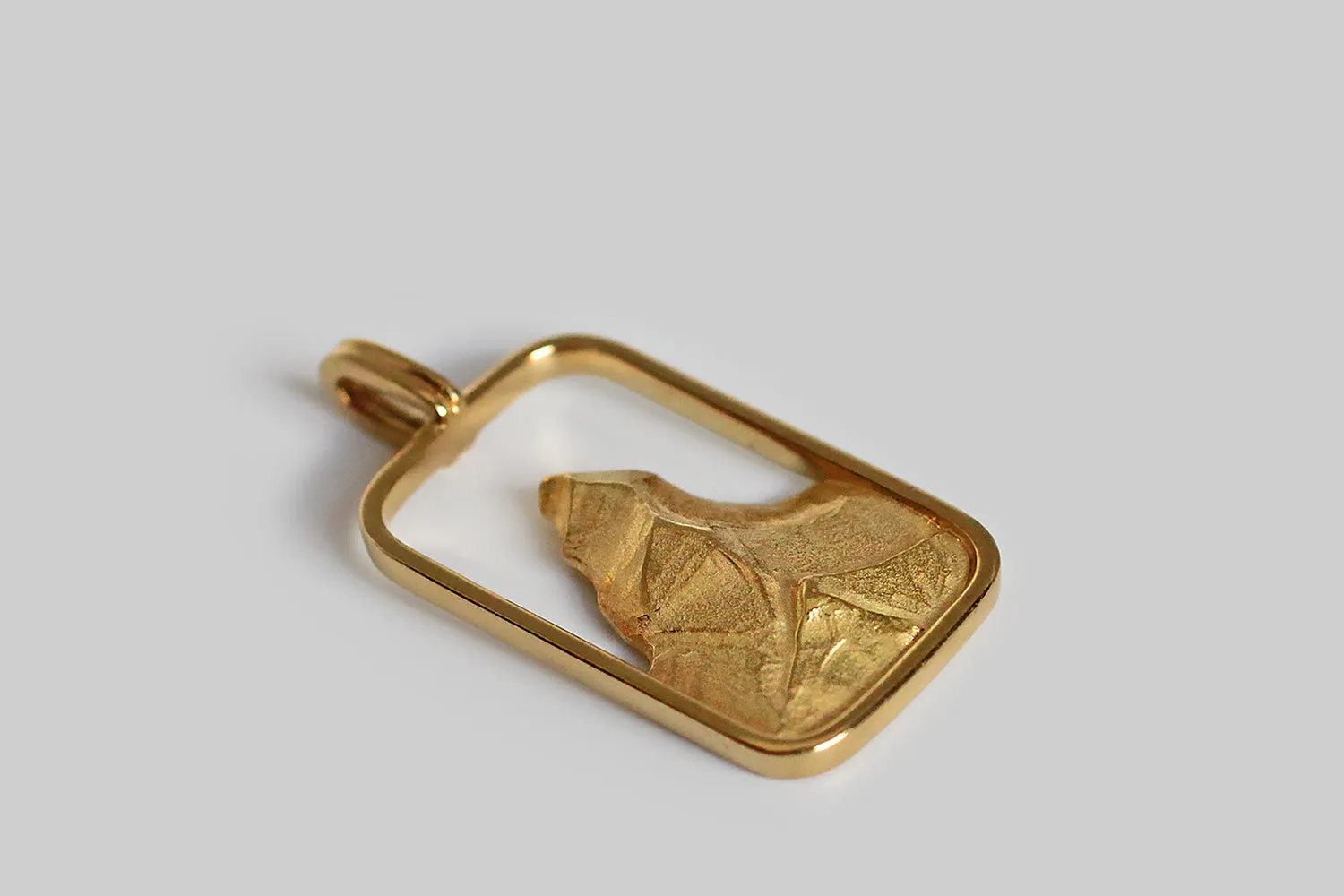 Graphic 1980s Rectangular Matterhorn Pendant in 18k Gold