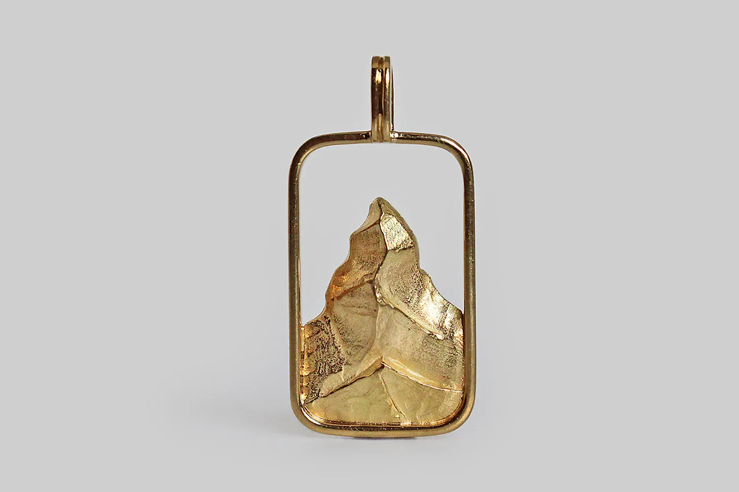 Graphic 1980s Rectangular Matterhorn Pendant in 18k Gold