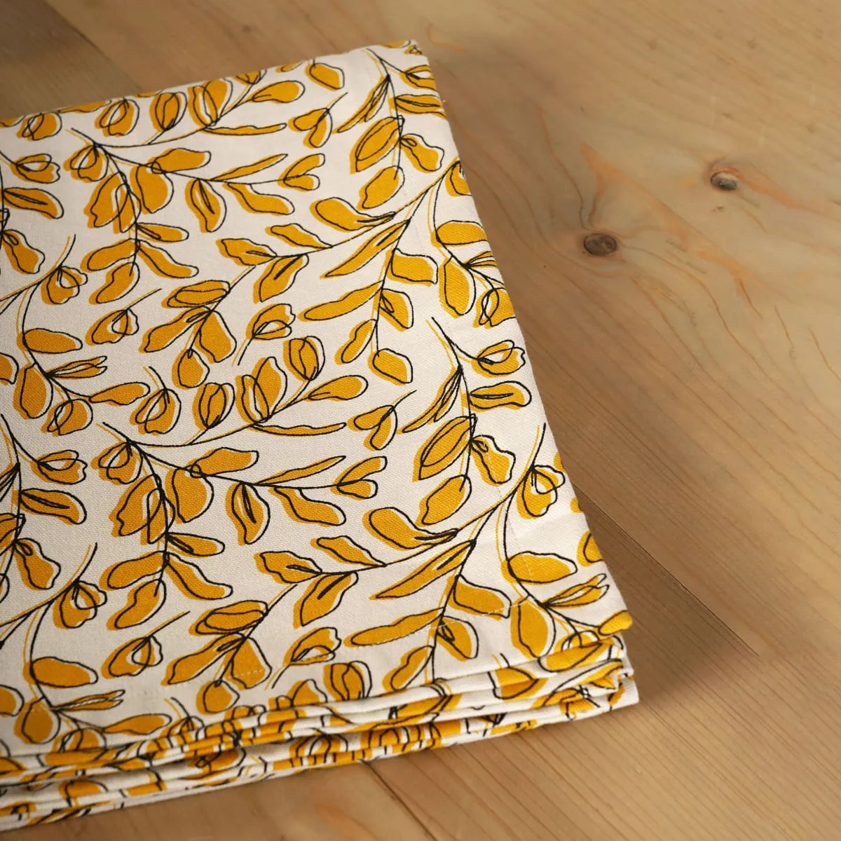 MODERN RETRO – Mustard yellow cotton table cloth with leaf print