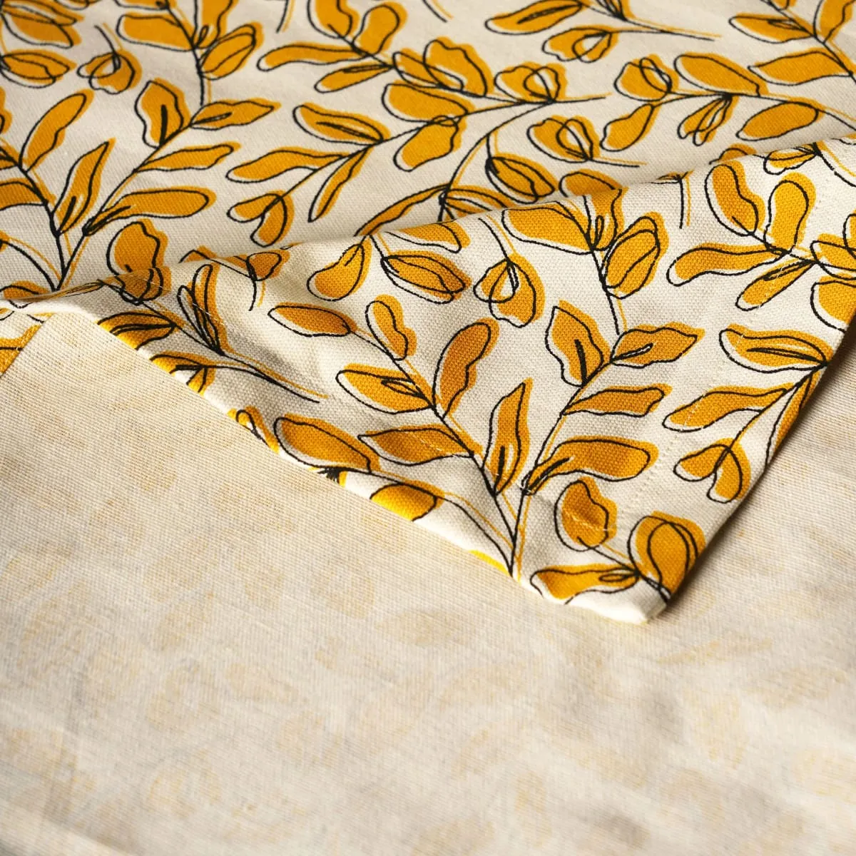 MODERN RETRO – Mustard yellow cotton table cloth with leaf print