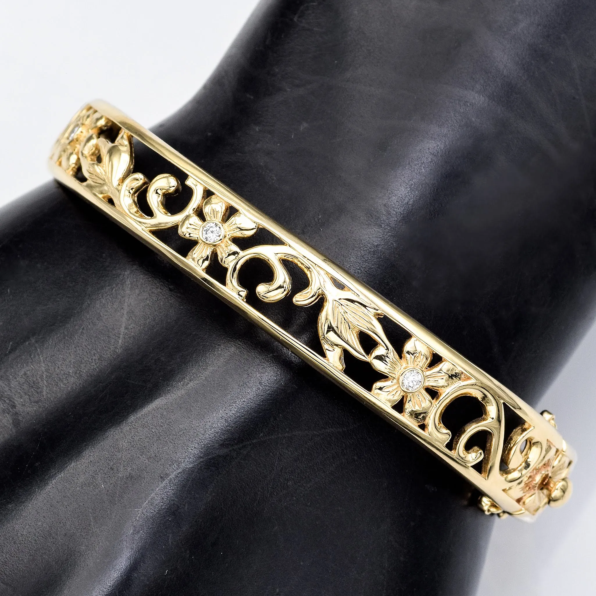 Na Hoku Estate 14K Yellow Gold Diamond Floral Hinged Bangle Bracelet